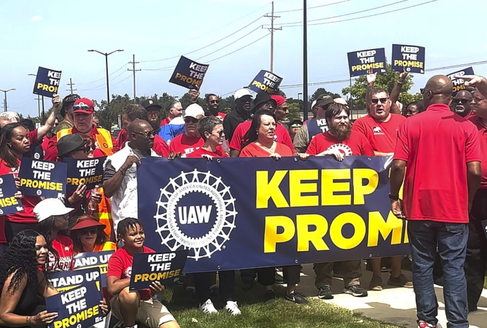 UAW Prez Says Stellantis Workers Can Strike Mid-Contract - Trudeau Coalition Collapse Helps Air Canada Pilots - 4,000 Machinists Could Strike in Kansas