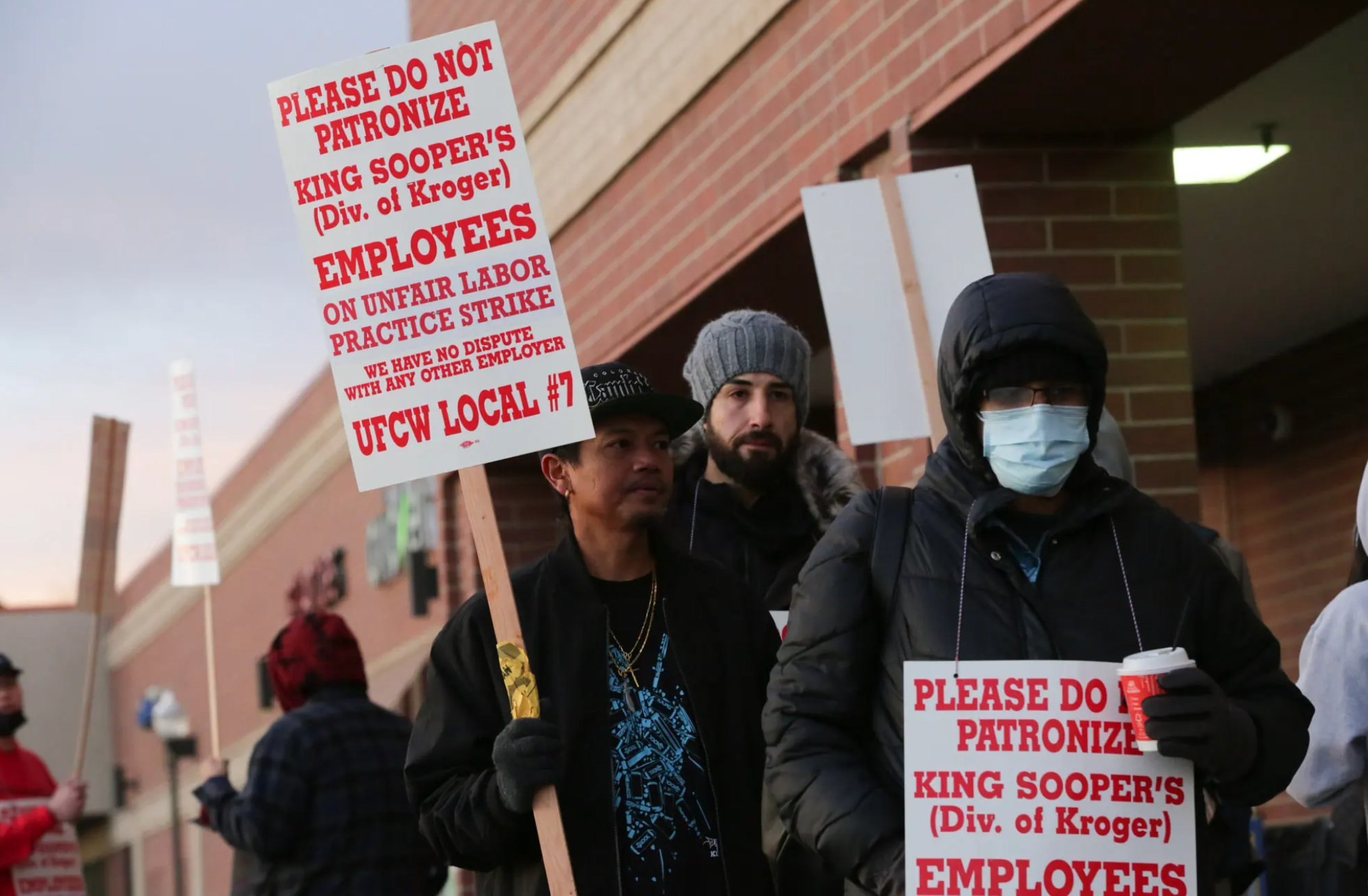 Girl Scouts Won't Cross Picket Line of 10,000 Colorado Grocery Workers - Air Force Removes Name Tags on Deportation Flights