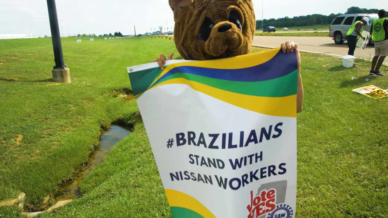 Watch: Payday em Portugues em Canton, Mississippi - Brazilian Autoworkers Speak Out Against Nissan