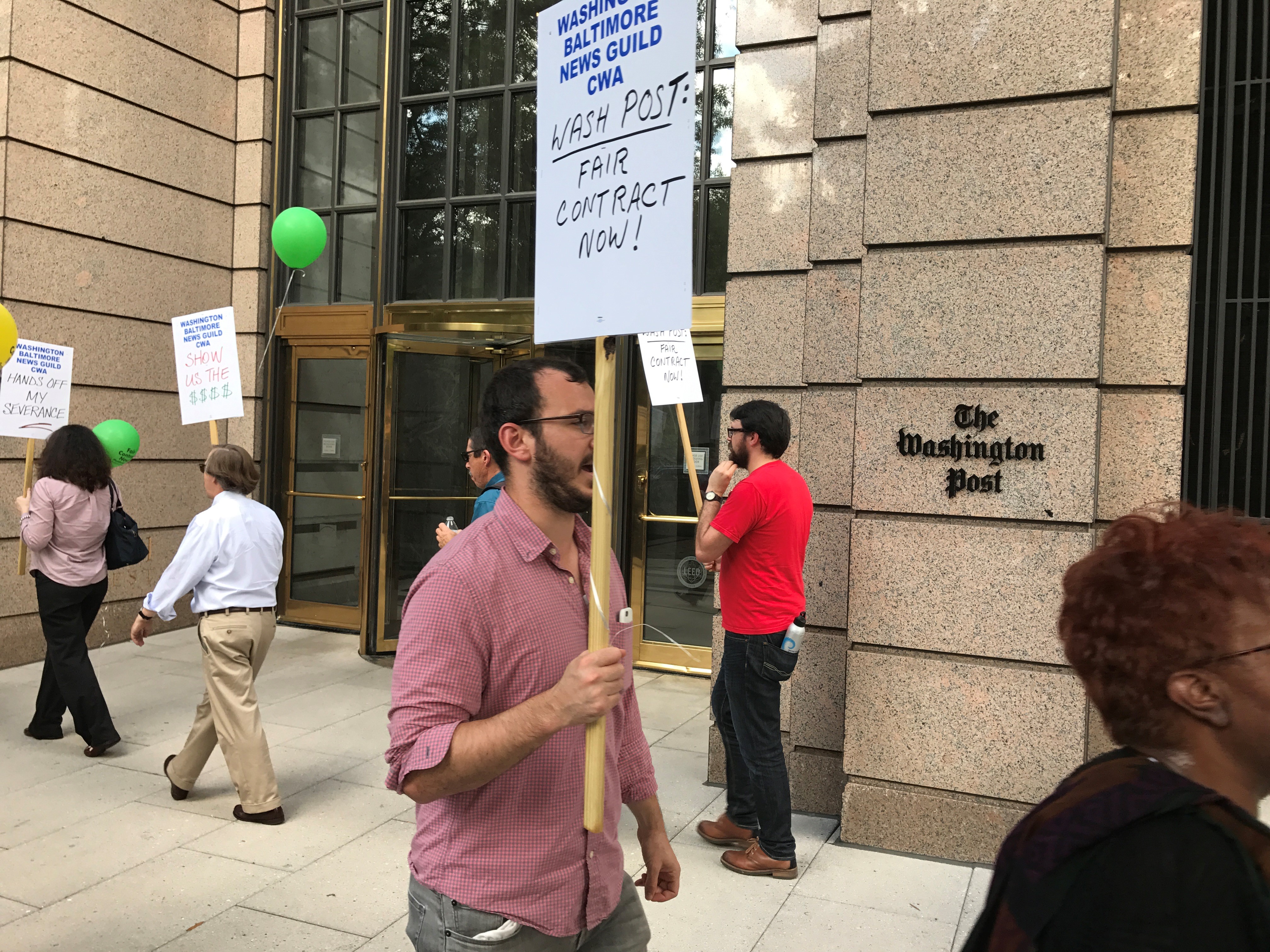 Union Members Picket Washington Post Demanding a Fair Contract from Billionaire Owner Jeff Bezos