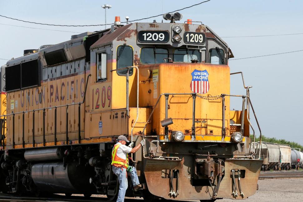 30,000 Railroaders Poised to Strike at Union Pacific - Crab Fisherman Strike All Over West Coast - UK Strike Map Launched - Nurses Strikes Intensify i