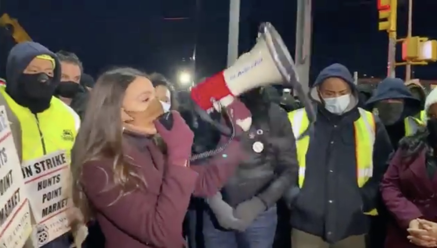 Following Arrests, AOC Rallies 1,400 Striking Grocery Workers As Railroaders Refuse to Deliver Produce in Solidarity