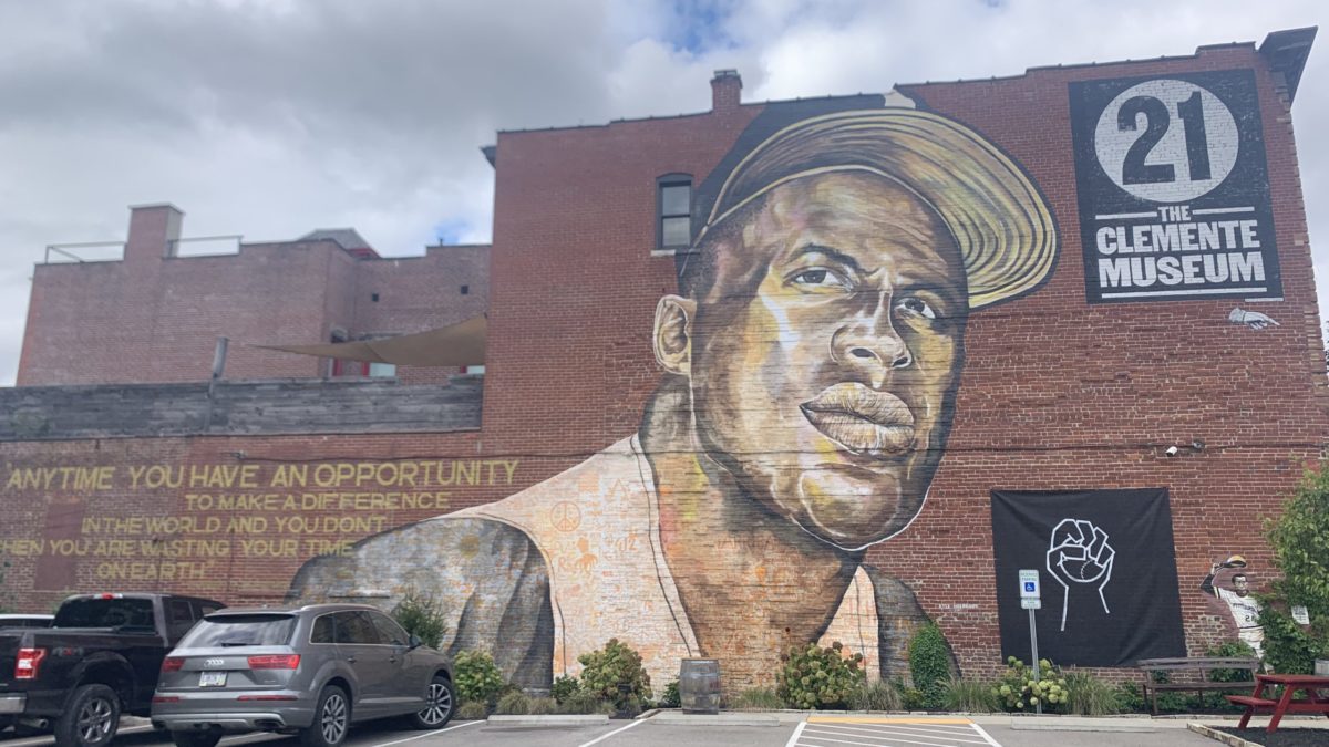 Fans break down, cry at sight of mural at Roberto Clemente museum